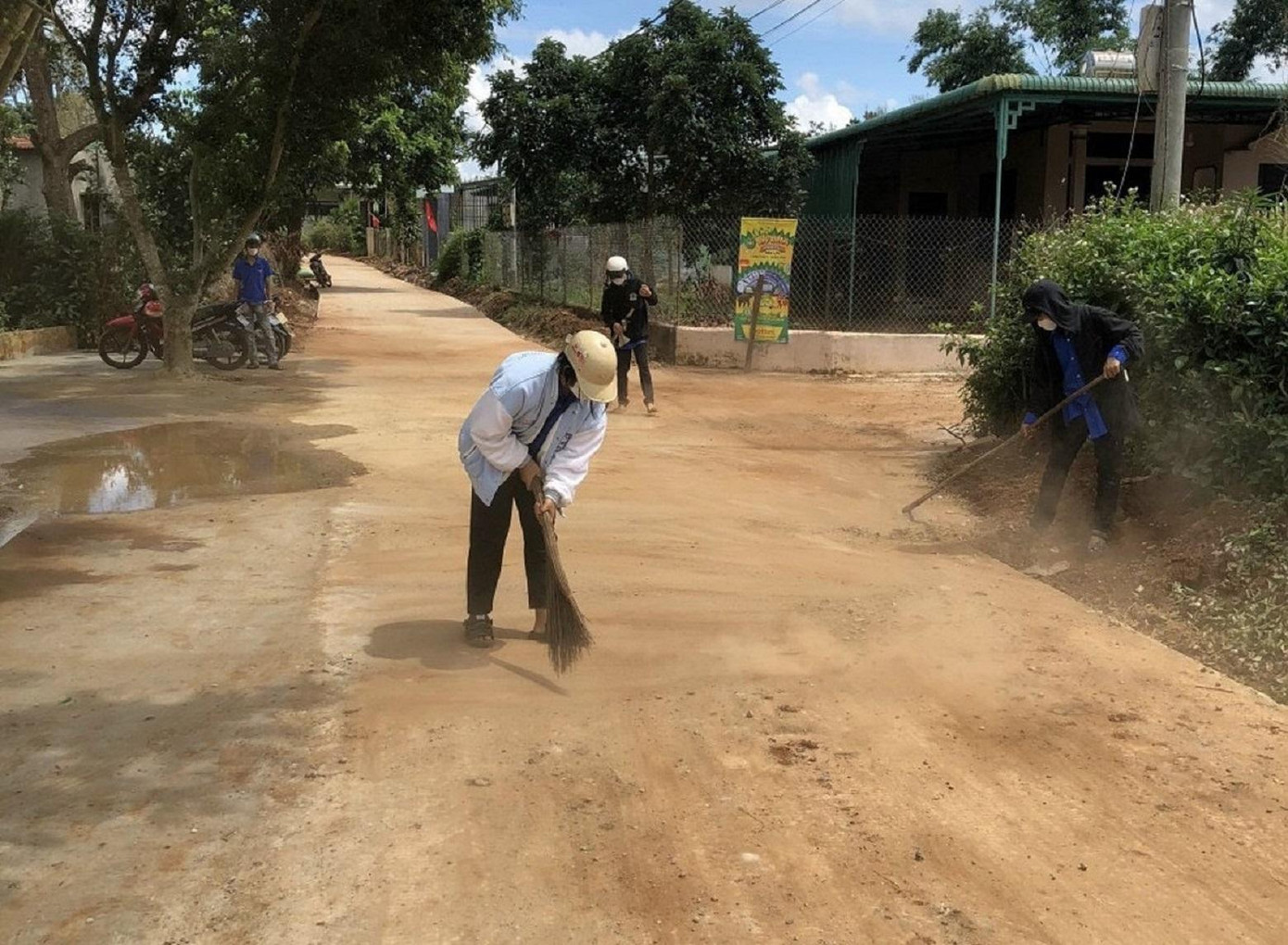 Những ngày gần đây, các đoạn đường dẫn khách du lịch đến Di tích Đồn điền Cada (xã Ea Yông, huyện Krông Pắc được các bạn đoàn viên quét dọn sạch sẽ