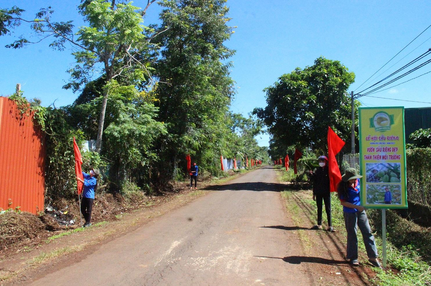 Chị H Ma ĐaLa Niê, Bí thư Đoàn xã Ea Yông hào hứng cho biết: &quot;Những ngày qua, các đoàn viên thanh niên nỗ lực hoàn thành chỉ tiêu mà UBND huyện Krông Pắc đề ra. Mục tiêu của chúng tôi là khi nhắc đến Krông Pắc, du khách sẽ nghĩ ngay đến hình ảnh thủ phủ sầu riêng văn minh, xanh - sạch - đẹp, một điểm đến an toàn, hấp dẫn và mến khách&quot;.