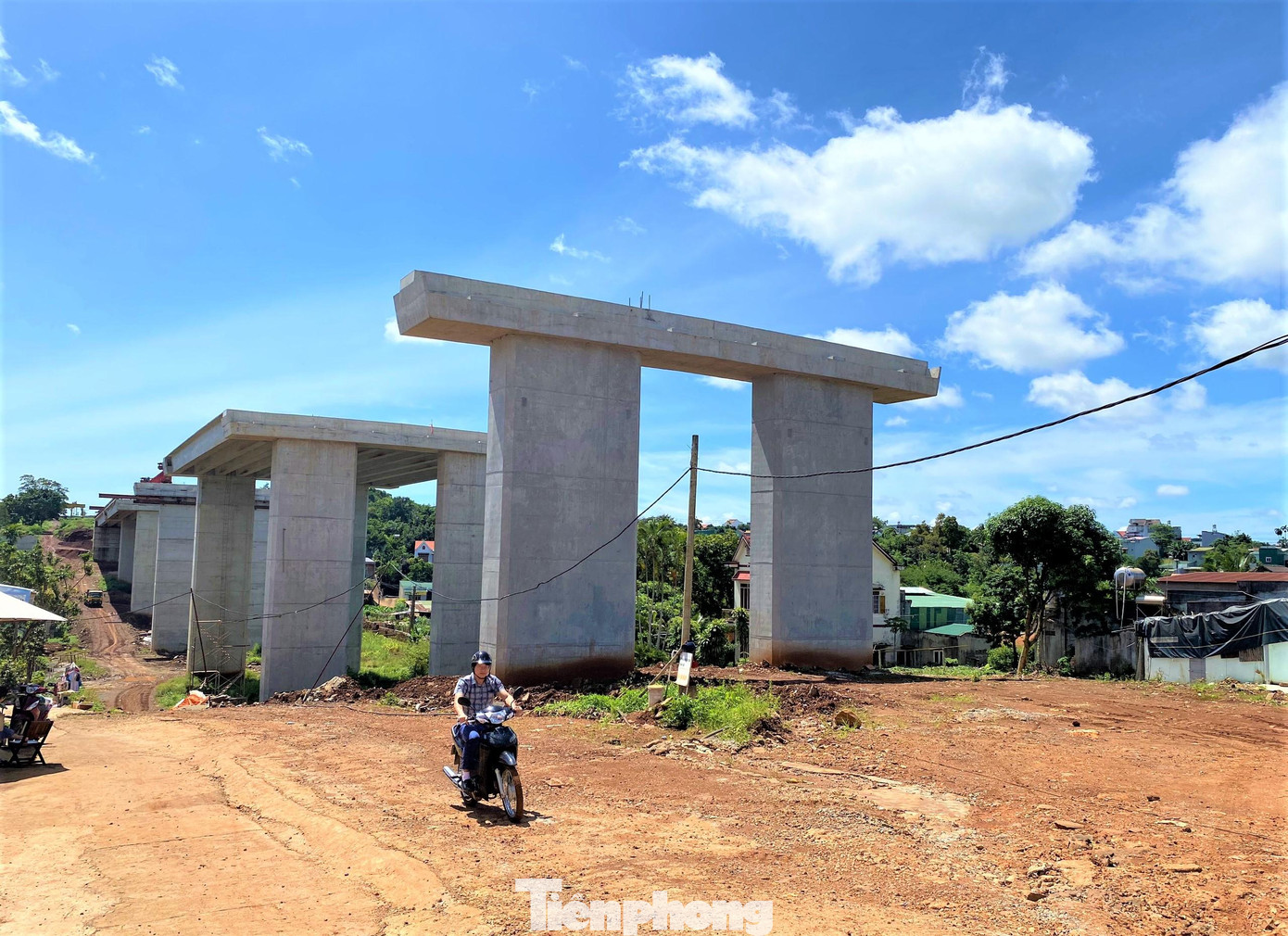 Dự án đường Đông Tây thi công ì ạch Dự án đường Đông Tây thi công ì ạch