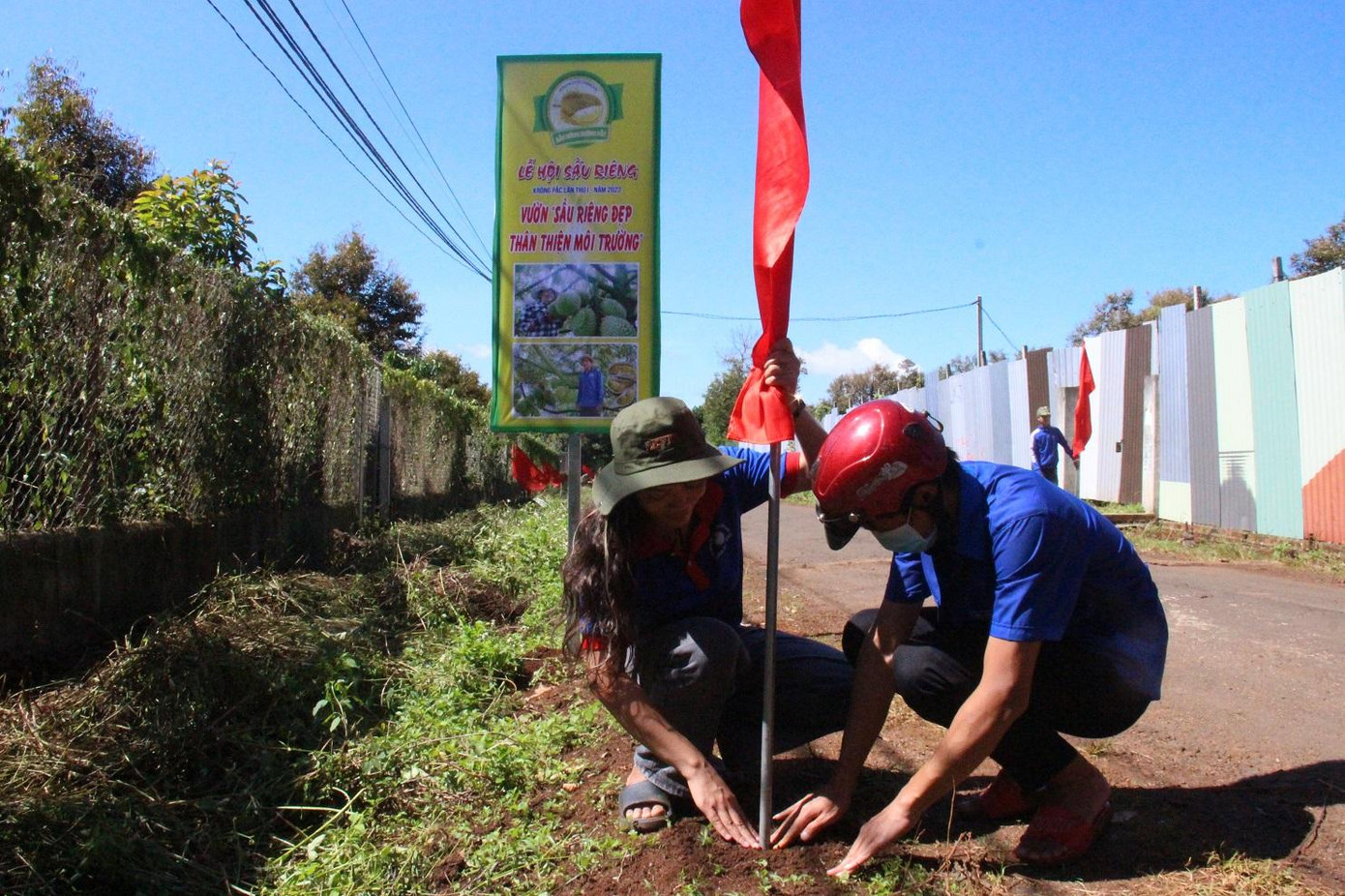 Đoàn thanh niên xã Ea Yông đã cắm hơn 500 lá cờ tại các tại tuyến đường trên địa bàn xã