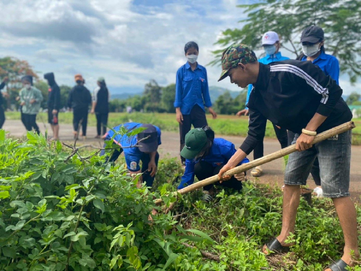 Đoàn thanh niên xã Ea Yông dọn dẹp phát quang đoạn đường hơn 3km tại 2 buôn Ea Yông và buôn Gha Mah