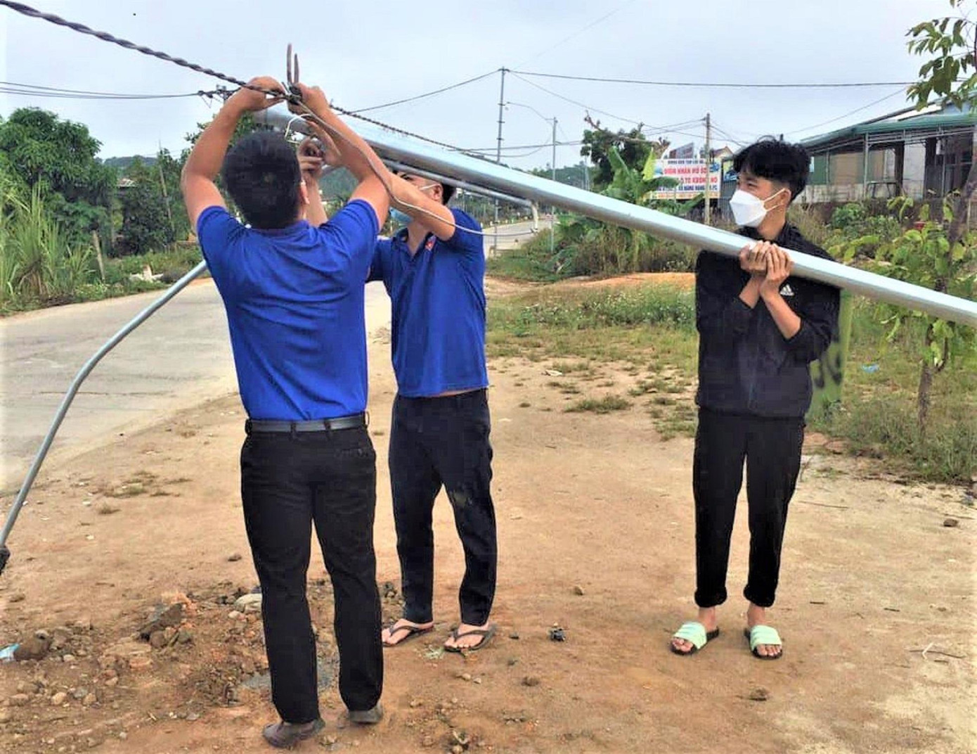 Các đoàn viên thanh niên Đắk Nông lắp đặt đèn chiếu sáng Các đoàn viên thanh niên Đắk Nông lắp đặt đèn chiếu sáng