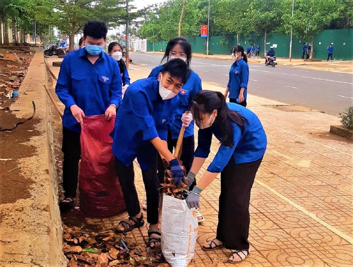 "Ngày Chủ nhật xanh" ở Đắk Nông thu hút đông đảo các bạn đoàn viên tham gia "Ngày Chủ nhật xanh" ở Đắk Nông thu hút đông đảo các bạn đoàn viên tham gia