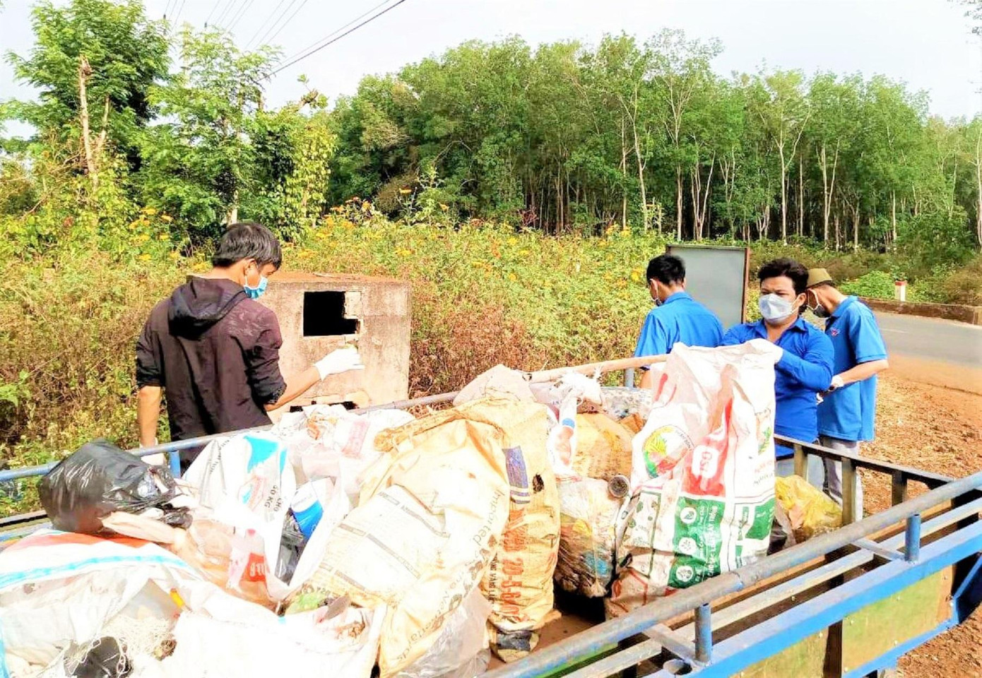 Các tình nguyện viên tập kết rác về nơi xử lý Các tình nguyện viên tập kết rác về nơi xử lý