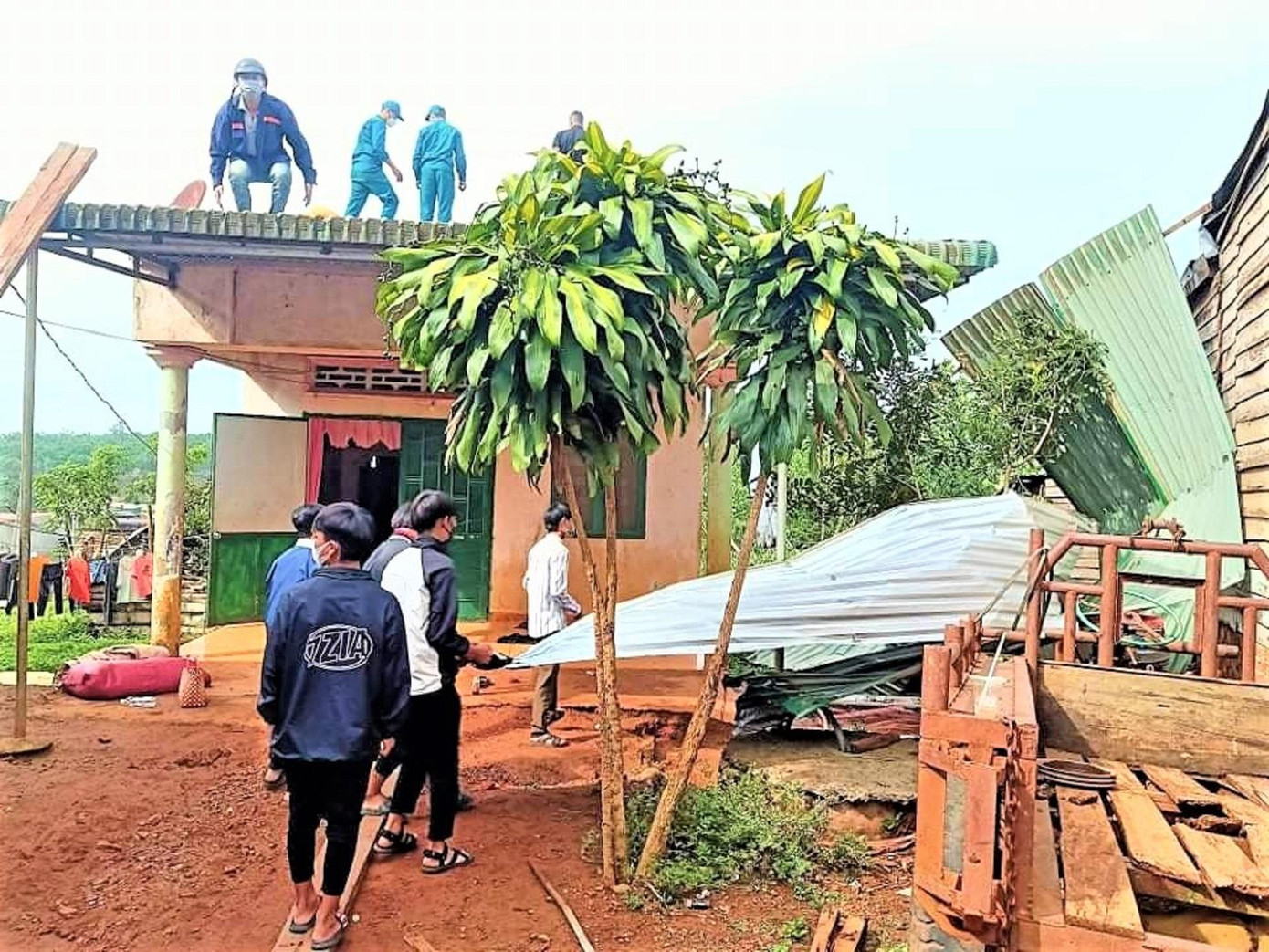 Tình nguyện viên tham gia sửa nhà cho người dân bị mưa gió làm hư hỏng Tình nguyện viên tham gia sửa nhà cho người dân bị mưa gió làm hư hỏng