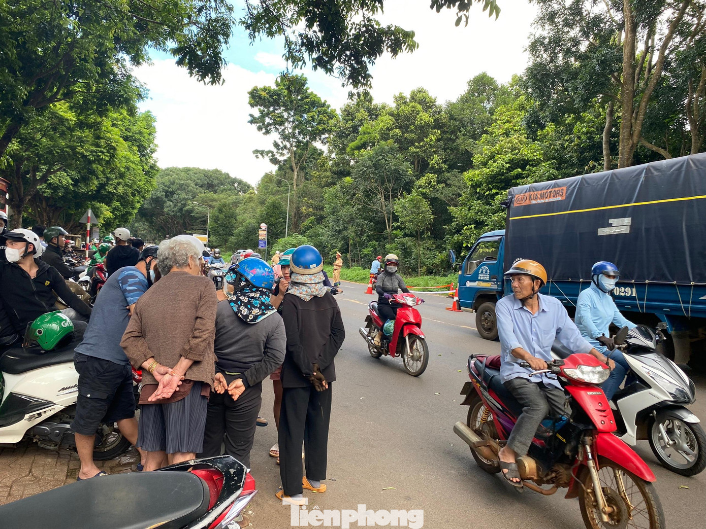 Rất đông người dân có mặt tại hiện trường vụ án Rất đông người dân có mặt tại hiện trường vụ án