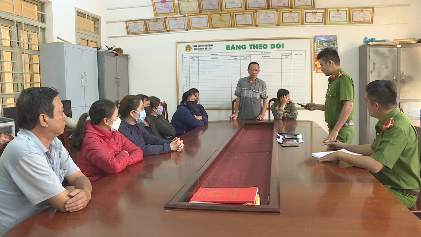 Công an mời các đối tượng liên quan lên làm việc Công an mời các đối tượng liên quan lên làm việc