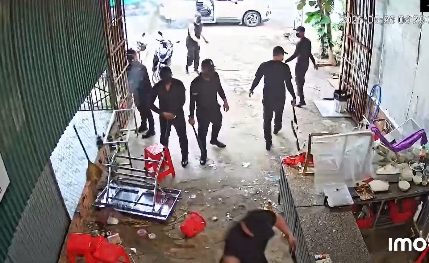 Các đối tượng dùng gậy bóng chày đập phá quán phở Các đối tượng dùng gậy bóng chày đập phá quán phở