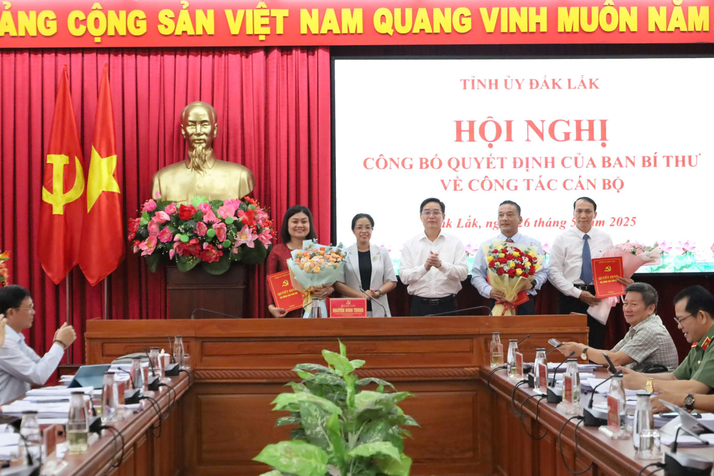 Bí thư Tỉnh ủy Nguyễn Đình Trung và Phó Bí thư Thường trực Tỉnh ủy, Chủ tịch HĐND tỉnh Huỳnh Thị Chiến Hòa trao quyết định và tặng hoa chúc mừng ba cán bộ.
