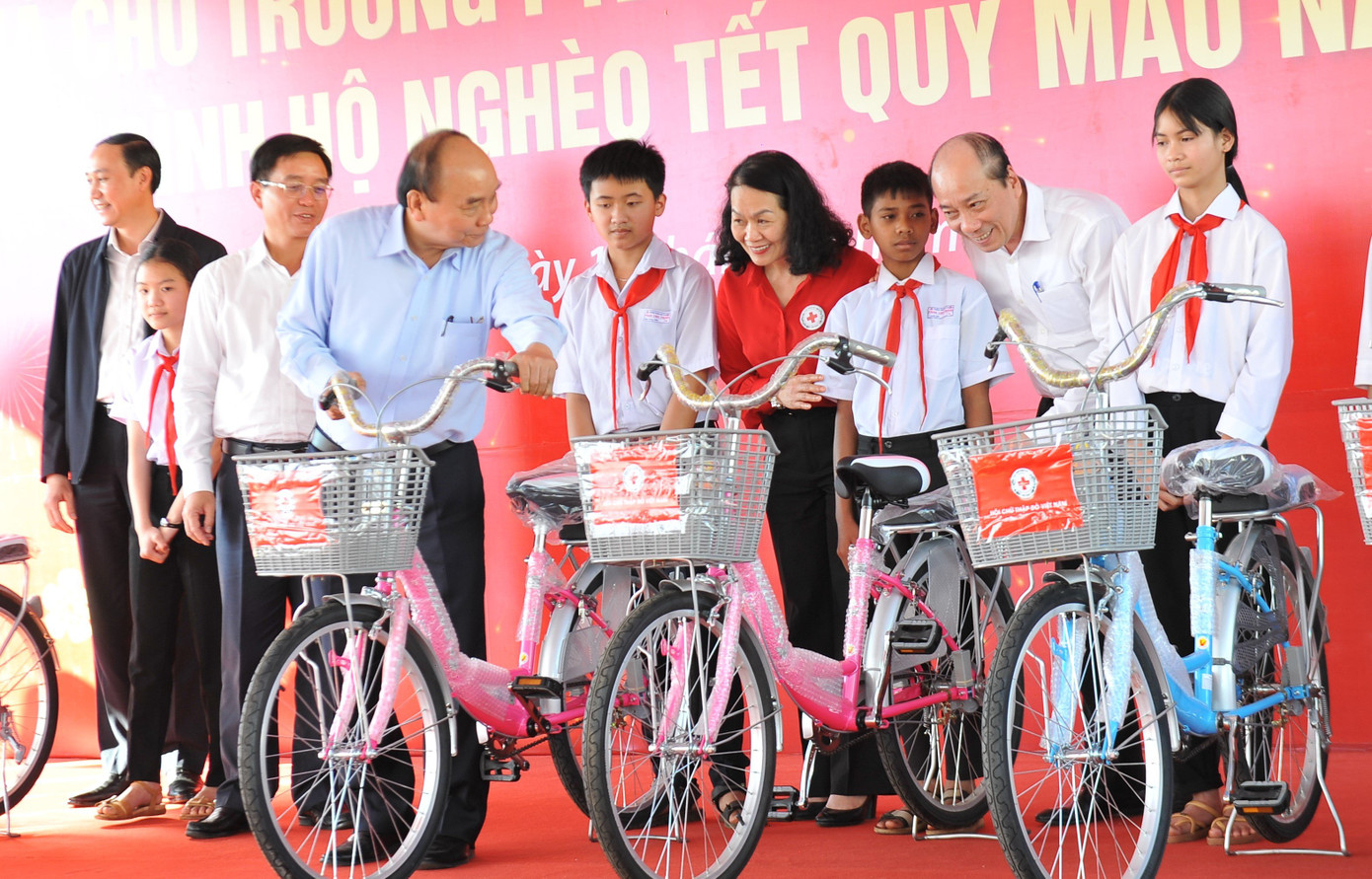 Các em học sinh vui mừng khi nhận được xe đạp Các em học sinh vui mừng khi nhận được xe đạp