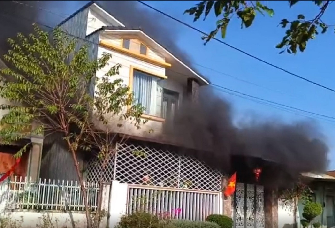 Ngọn lửa bốc ra từ ngôi nhà 2 tầng Ngọn lửa bốc ra từ ngôi nhà 2 tầng