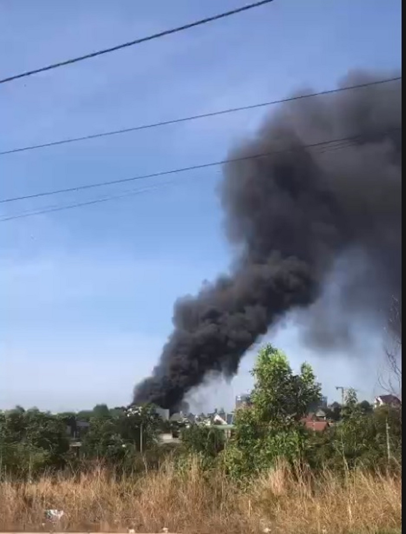 Ngọn khói đen nghịt từ vụ cháy Ngọn khói đen nghịt từ vụ cháy