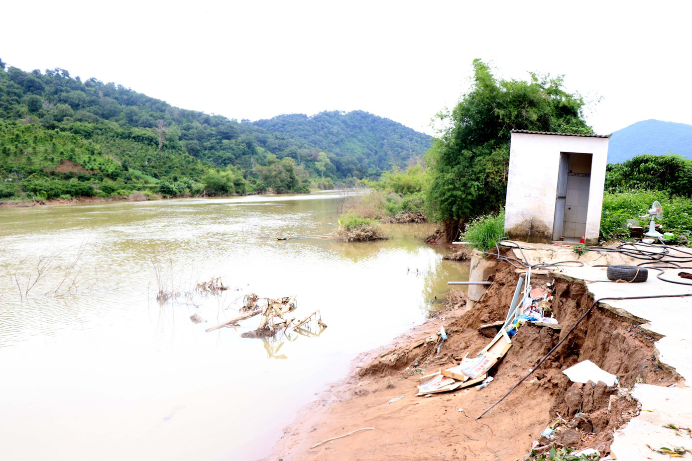 Bờ sông Krông Nô bị sạt lở