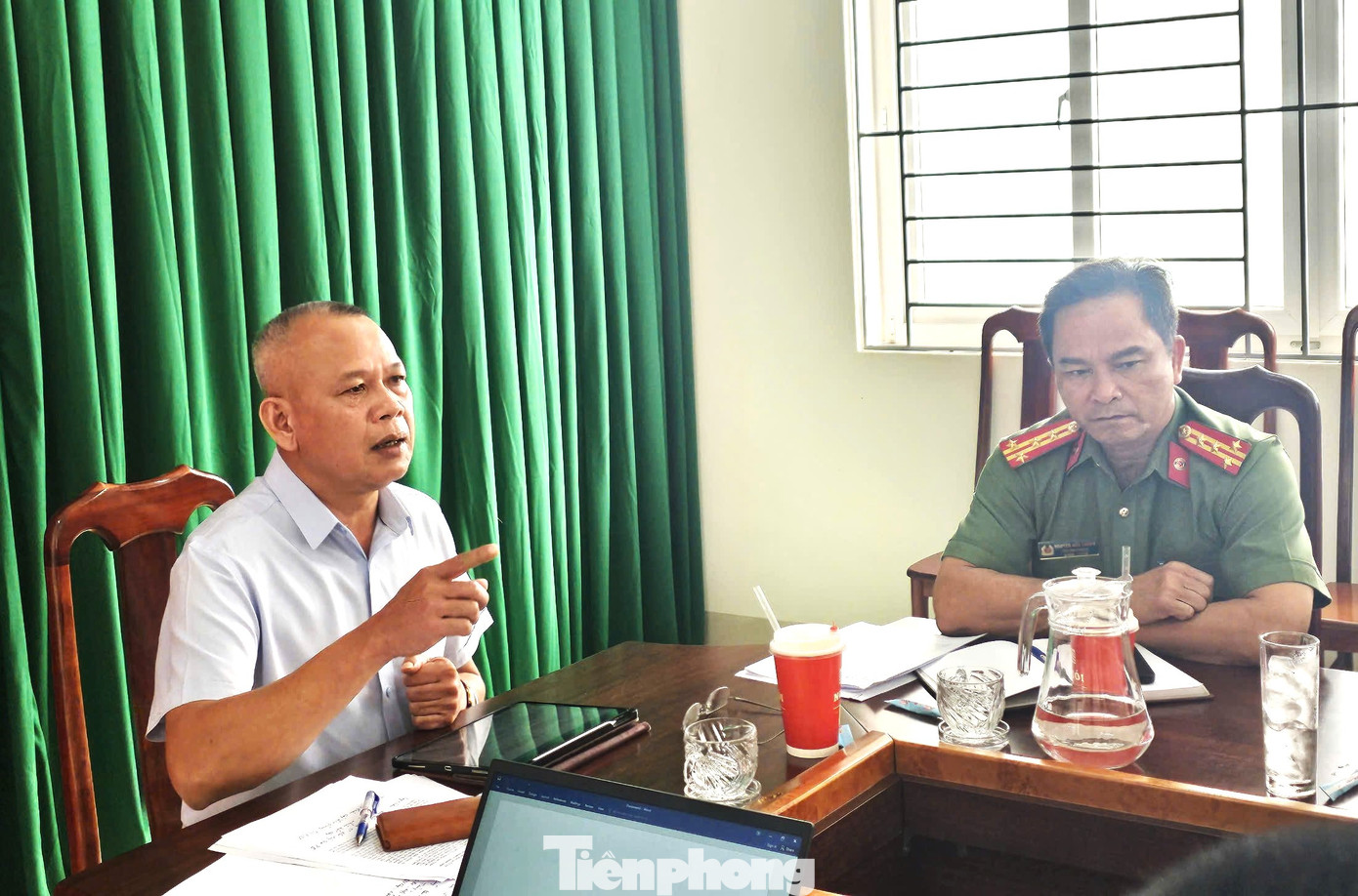 Ông Nay Phi La – Giám đốc Sở Y tế Đắk Lắk (trái) thông tin sự việc