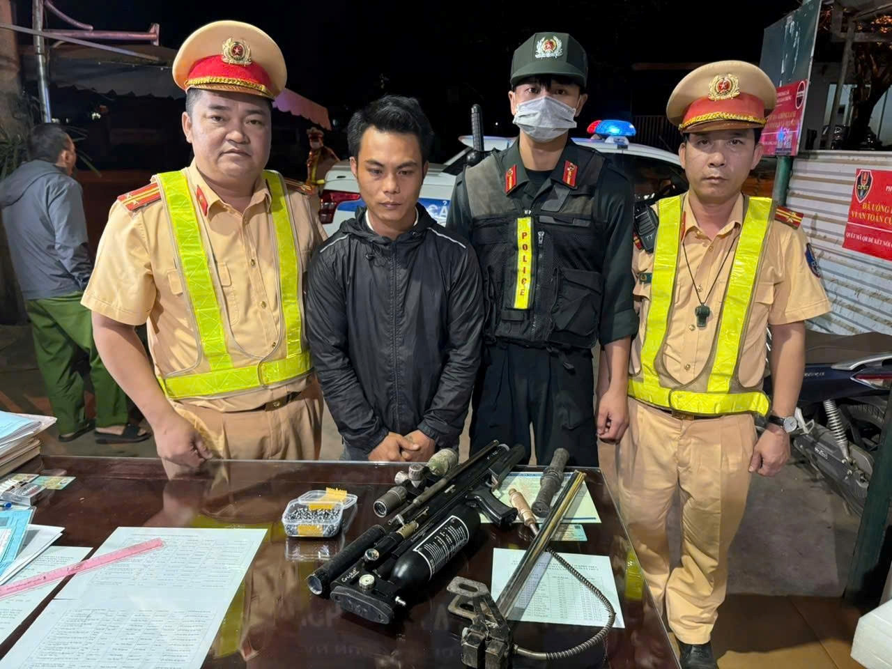 Đối tượng Vũ Xuân Hoàng cùng tang vật là súng, đạn