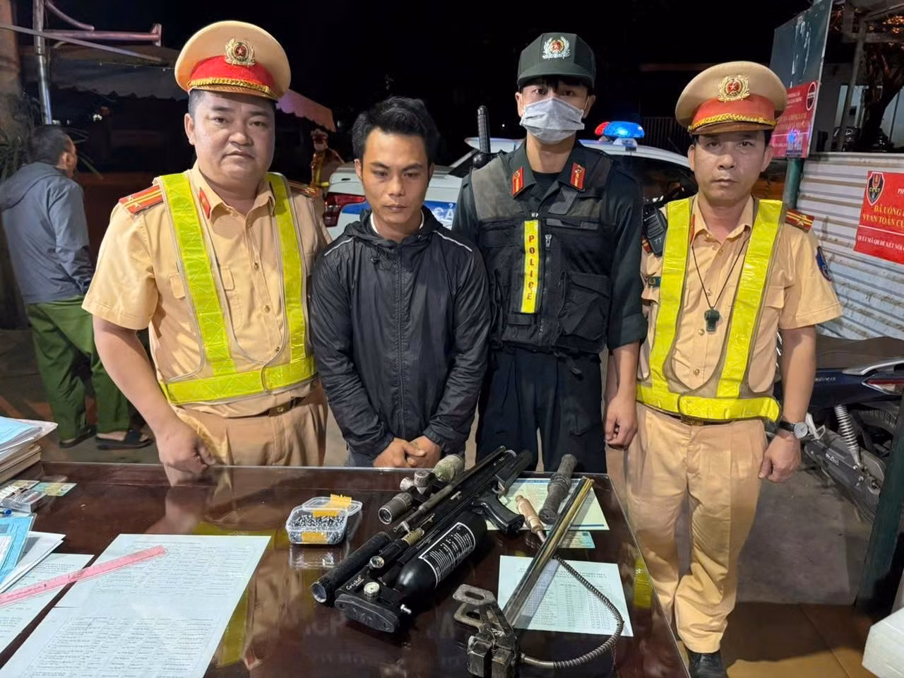 Đối tượng Vũ Xuân Hoàng cùng tang vật là súng, đạn Đối tượng Vũ Xuân Hoàng cùng tang vật là súng, đạn