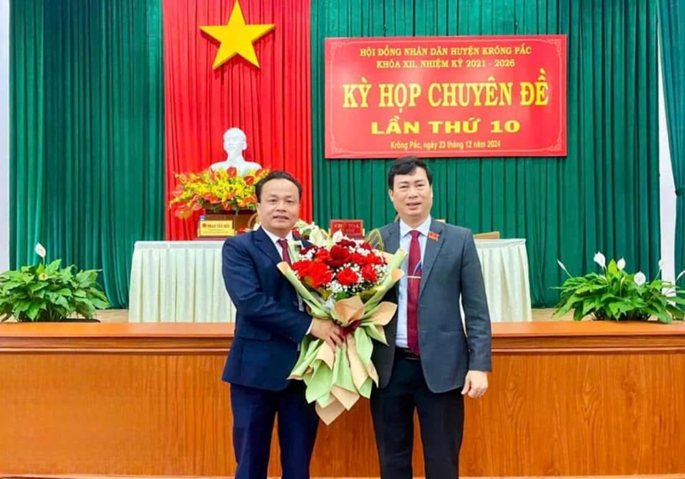 Ông Trần Quốc Vĩnh (bên trái), nhận nhiệm vụ mới.