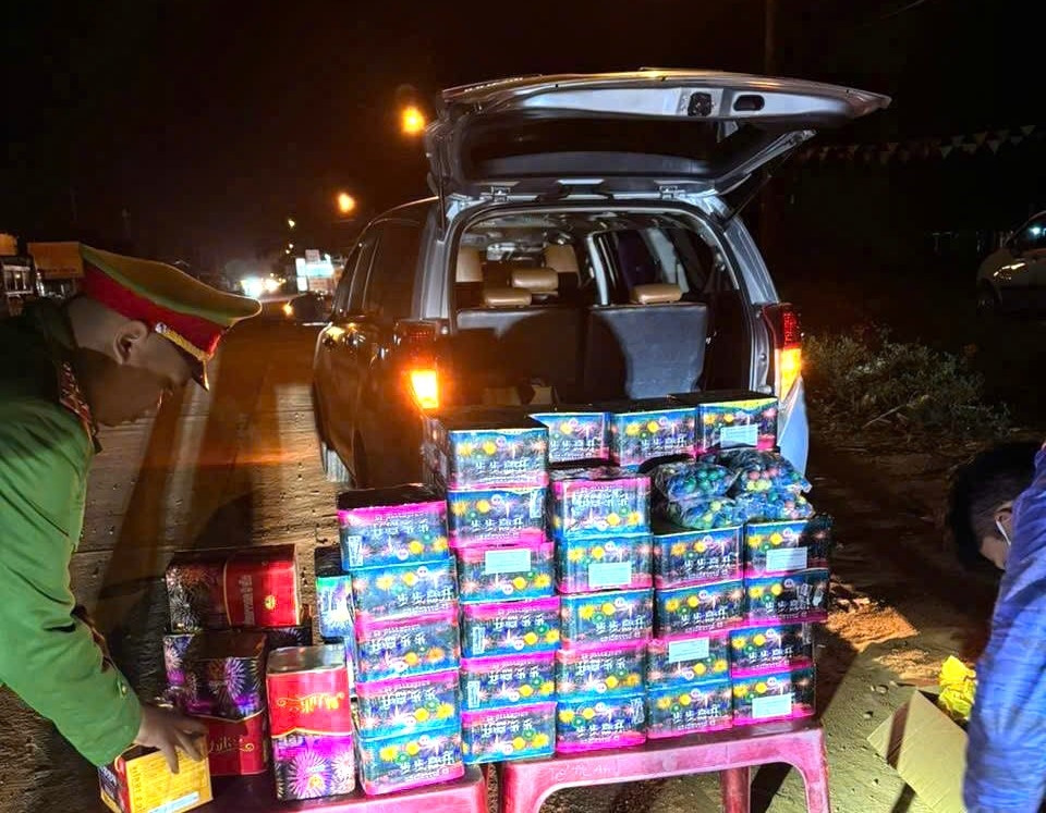 Hơn 1 tạ pháo lậu do đối tượng Đặng Hữu Quý vận chuyển