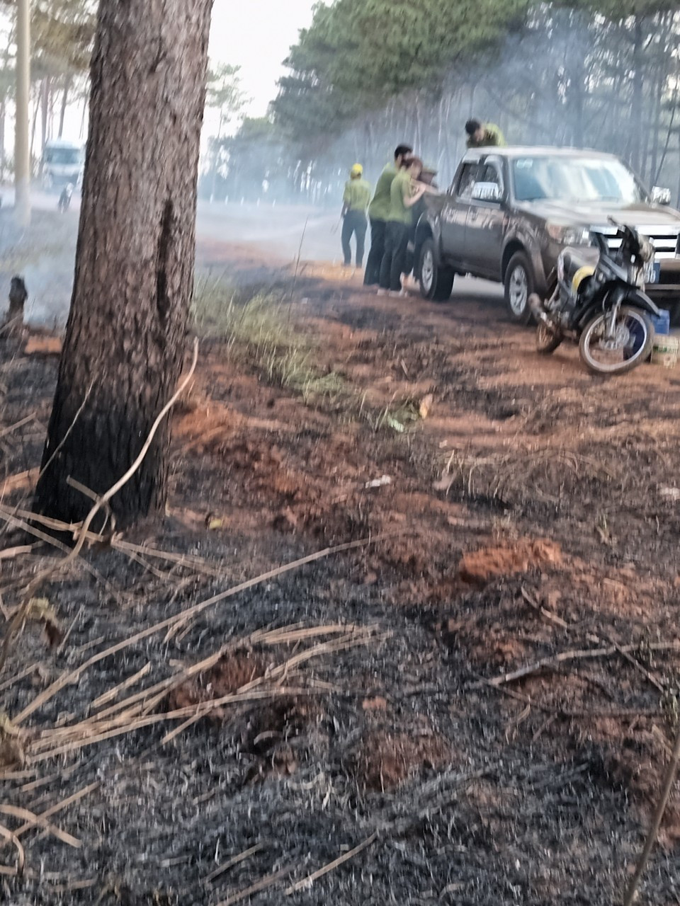 Lực lượng chức năng huy động xe chở nước tới dập lửa