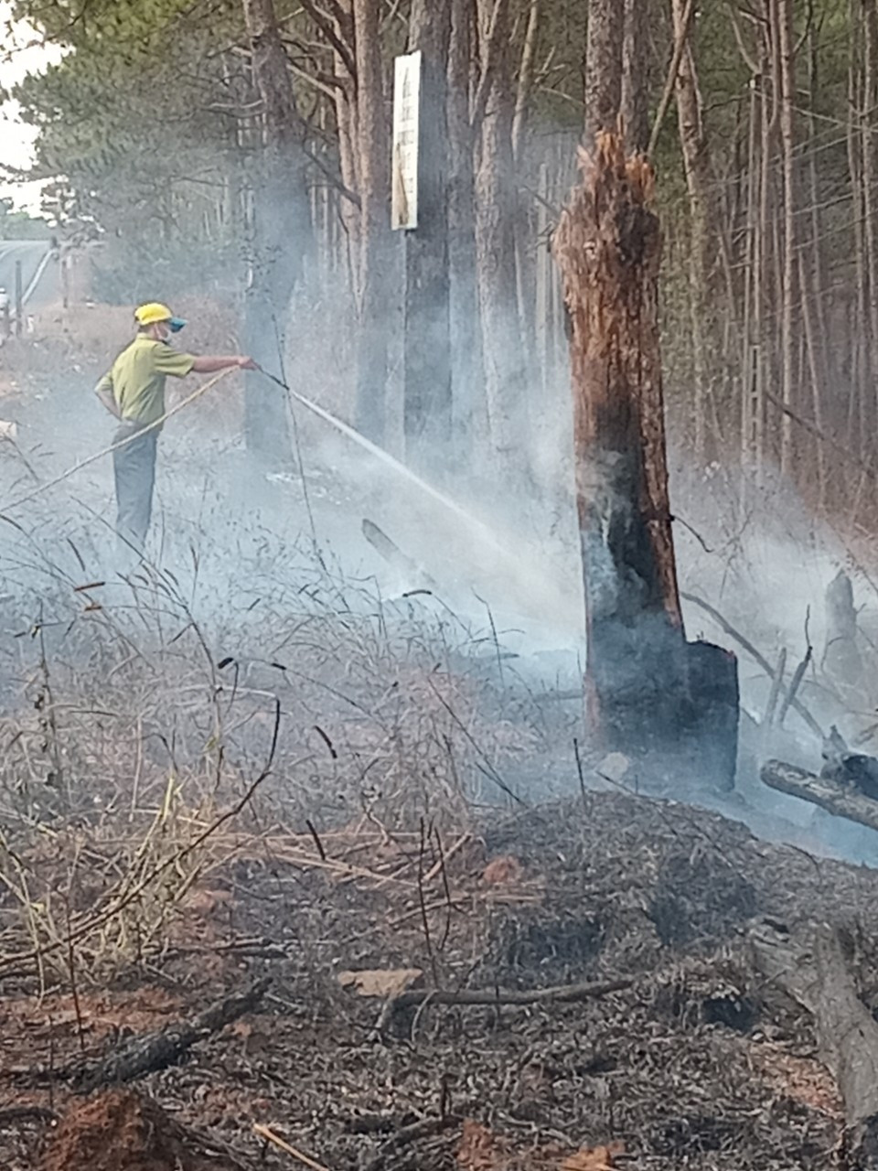 Lực lượng chức năng huy động xe chở nước tới dập lửa