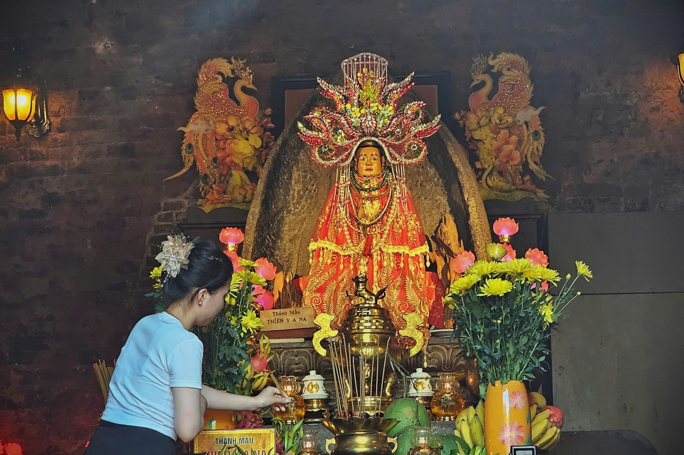 Bên trong tháp Nhạn có thờ Thánh mẫu Thiên Y A NA. Bên trong tháp Nhạn có thờ Thánh mẫu Thiên Y A NA.