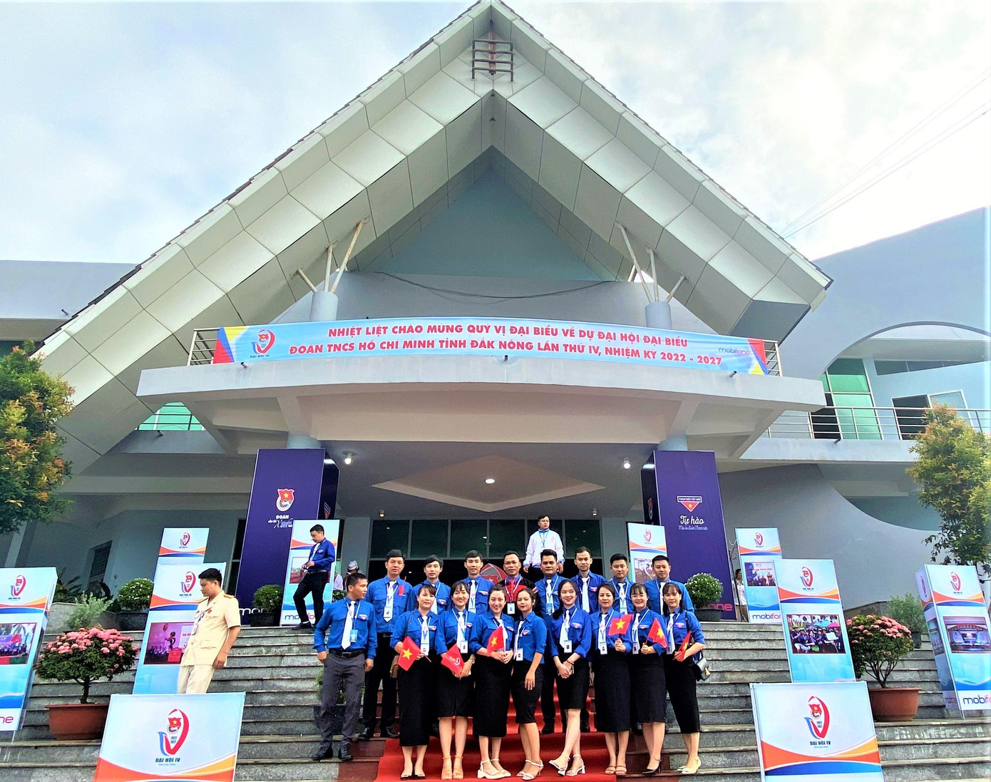 Các đại biểu chụp ảnh lưu niệm