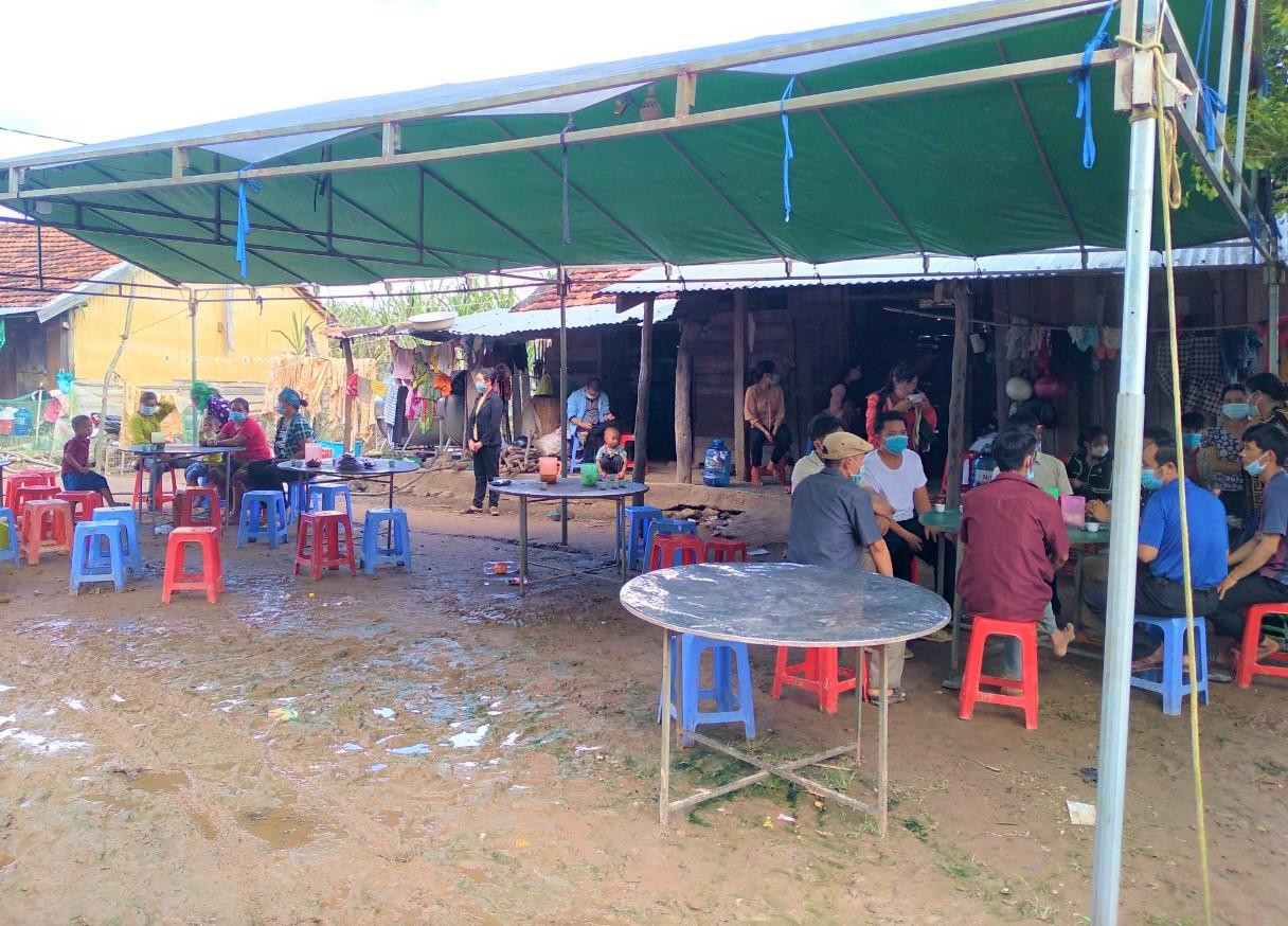 Gia đình tổ chức mai táng cho ông Lý Chằng P. Gia đình tổ chức mai táng cho ông Lý Chằng P.