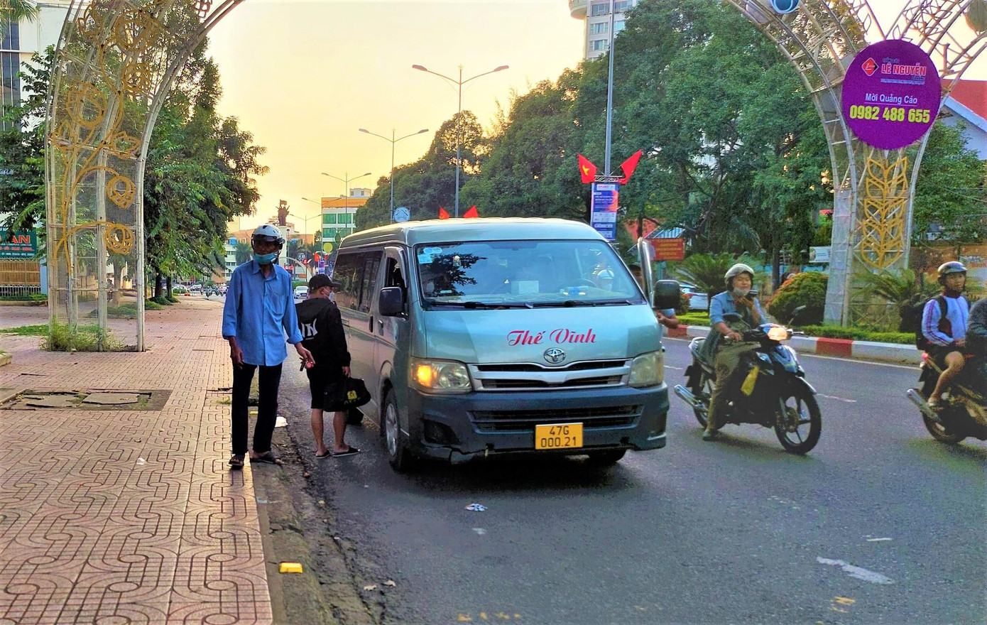 Một chiếc xe của nhà xe Thế Vĩnh đang đón khách