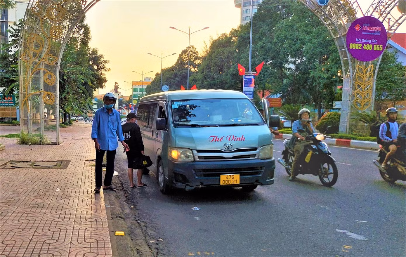 Một chiếc xe của nhà xe Thế Vĩnh đang đón khách