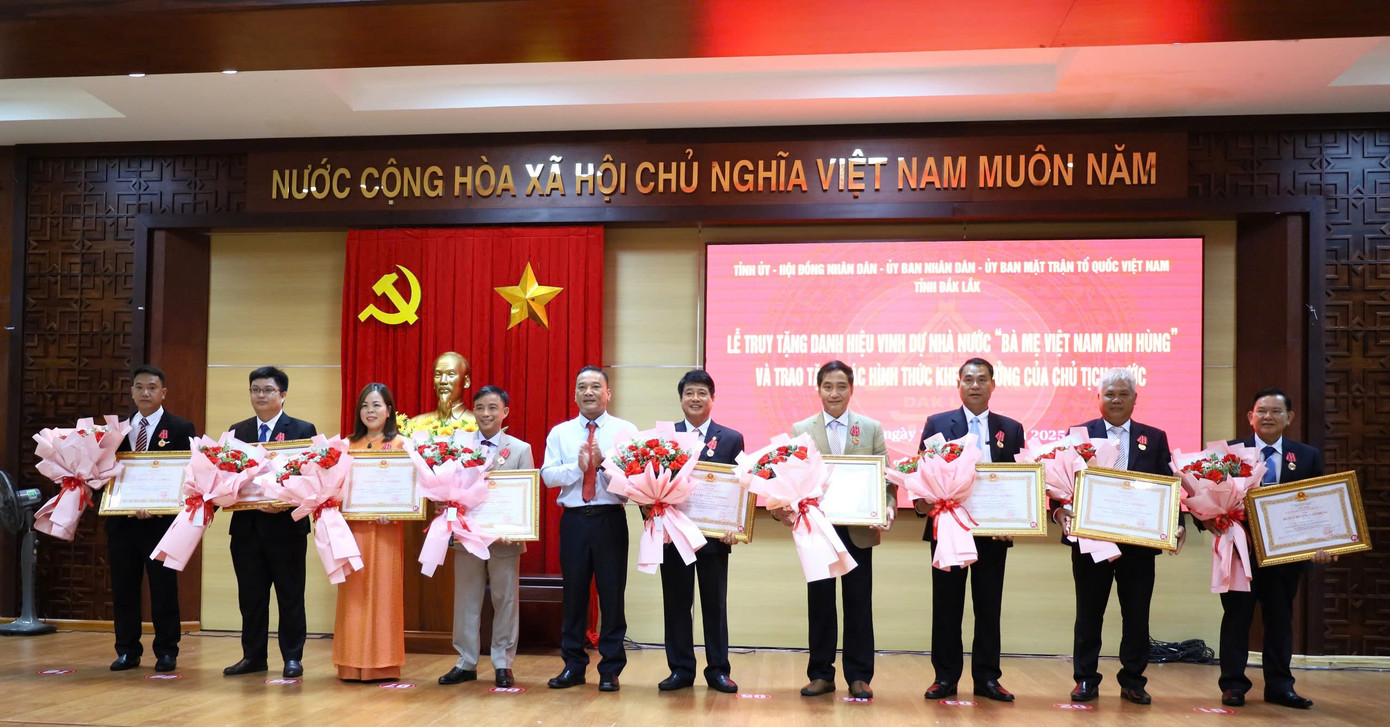 Thừa ủy quyền của Chủ tịch nước, ông Y Giang Gry Niê Knơng, Chủ tịch Ủy ban MTTQ Việt Nam tỉnh Đắk Lắk trao Huân chương Lao động hạng Ba cho các tập thể và cá nhân.