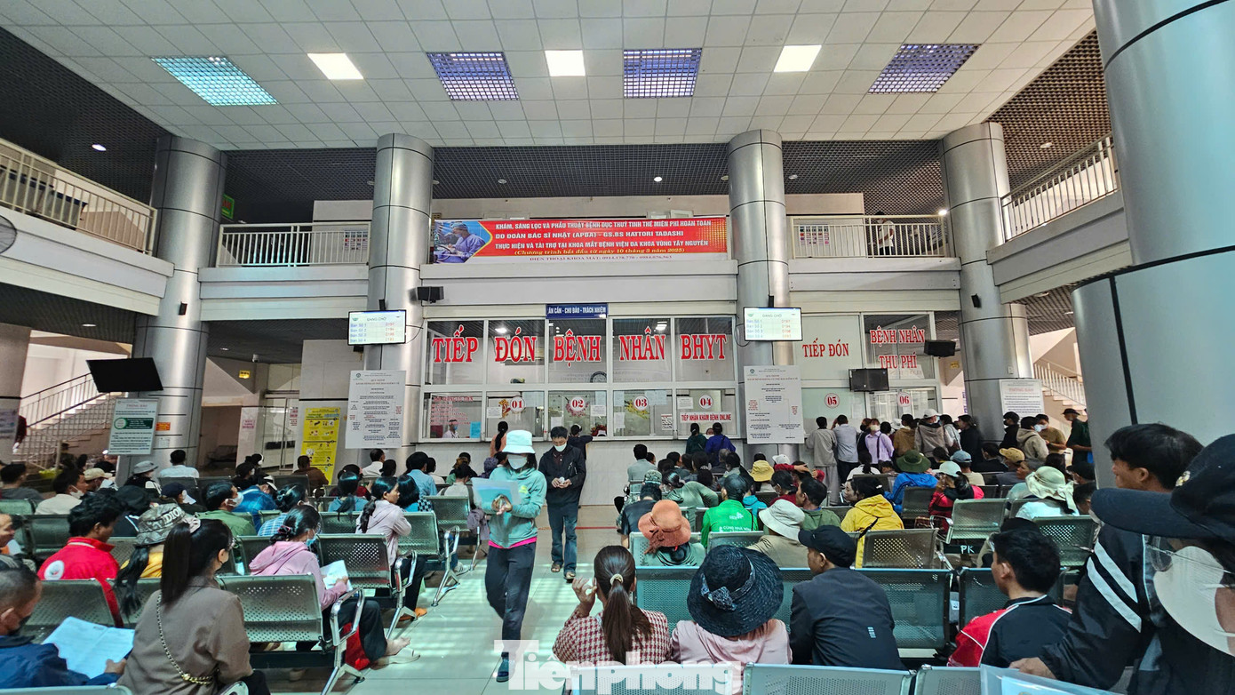 Người dân đăng ký khám chữa bệnh tại BVĐK Vùng Tây Nguyên