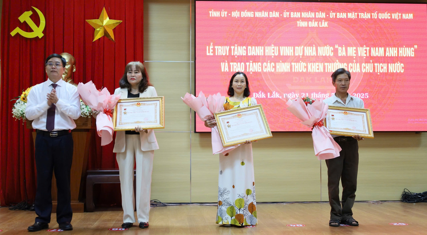 Thừa ủy quyền Chủ tịch nước, Bí thư Tỉnh ủy Đắk Lắk Nguyễn Đình Trung trao Bằng truy tặng danh hiệu “Bà mẹ Việt Nam Anh hùng” cho thân nhân của 3 Mẹ.