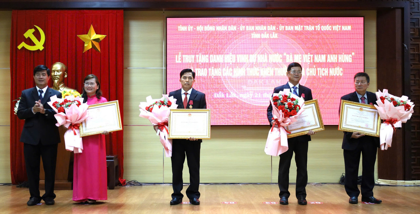 Thừa ủy quyền của Chủ tịch nước,quyền Chủ tịch UBND tỉnh Đắk Lắk Nguyễn Thiên Văn trao Huân chương Lao động hạng Nhì tặng 4 cá nhân.