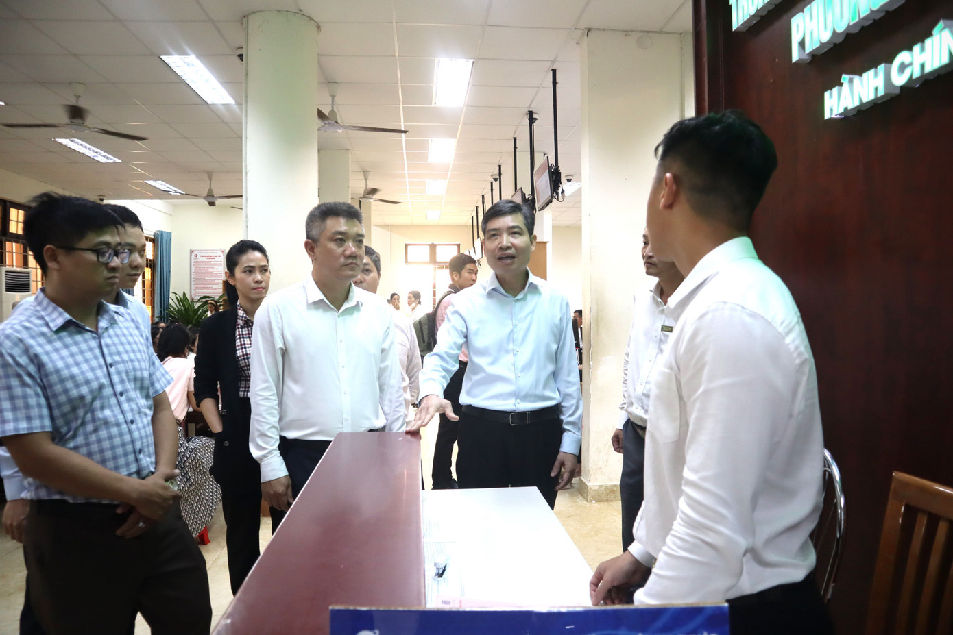 Chủ tịch UBND tỉnh Đắk Lắk (giữa) khảo sát tại Trung tâm phục vụ hành chính phường Buôn Ma Thuột.