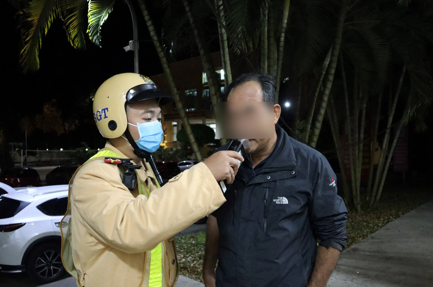 Lực lượng cảnh sát giao thông tăng cường công tác kiểm tra nồng độ cồn