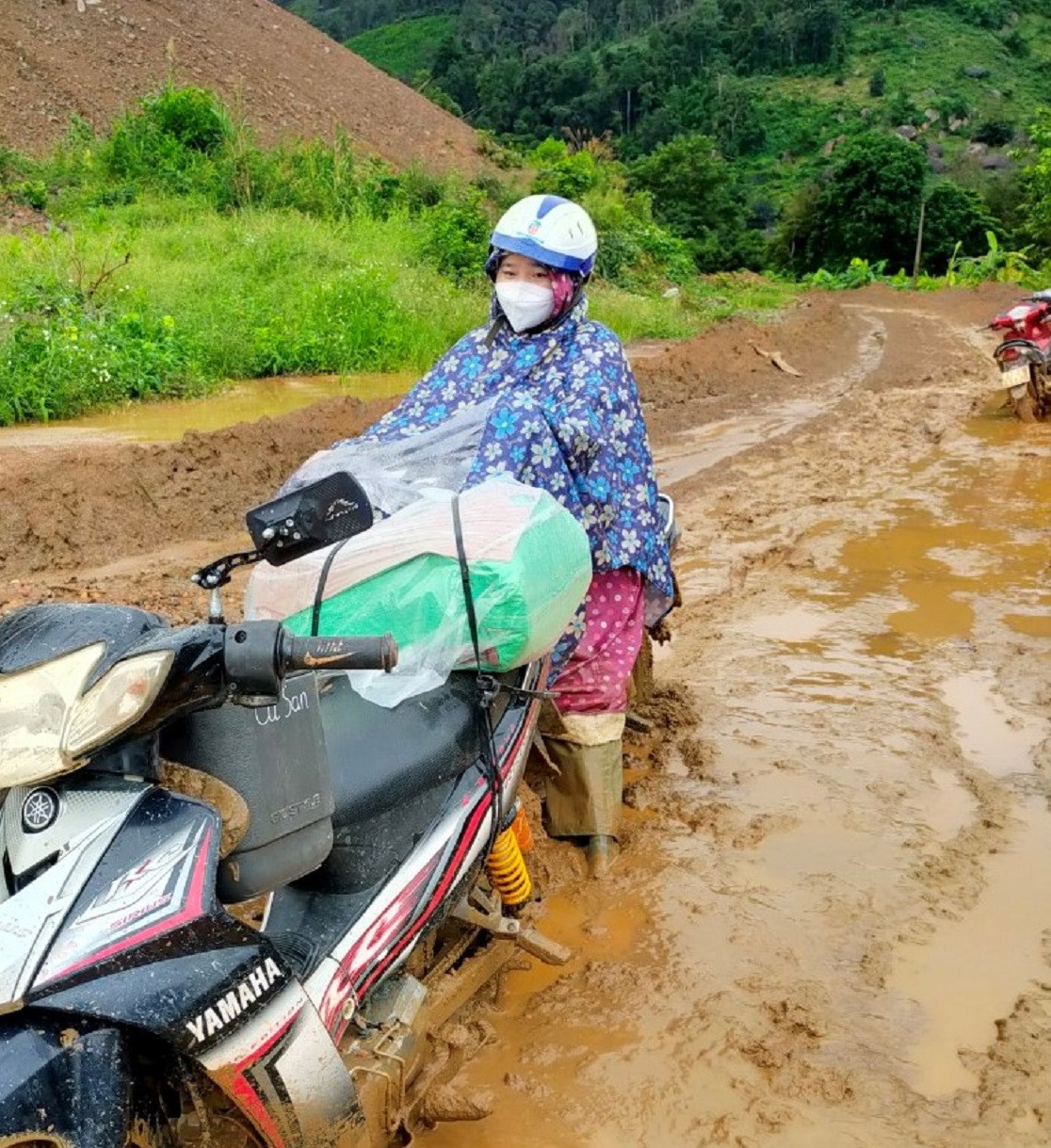 Hình ảnh cán bộ tiêm chủng vượt đường khó đi cơ sở Hình ảnh cán bộ tiêm chủng vượt đường khó đi cơ sở