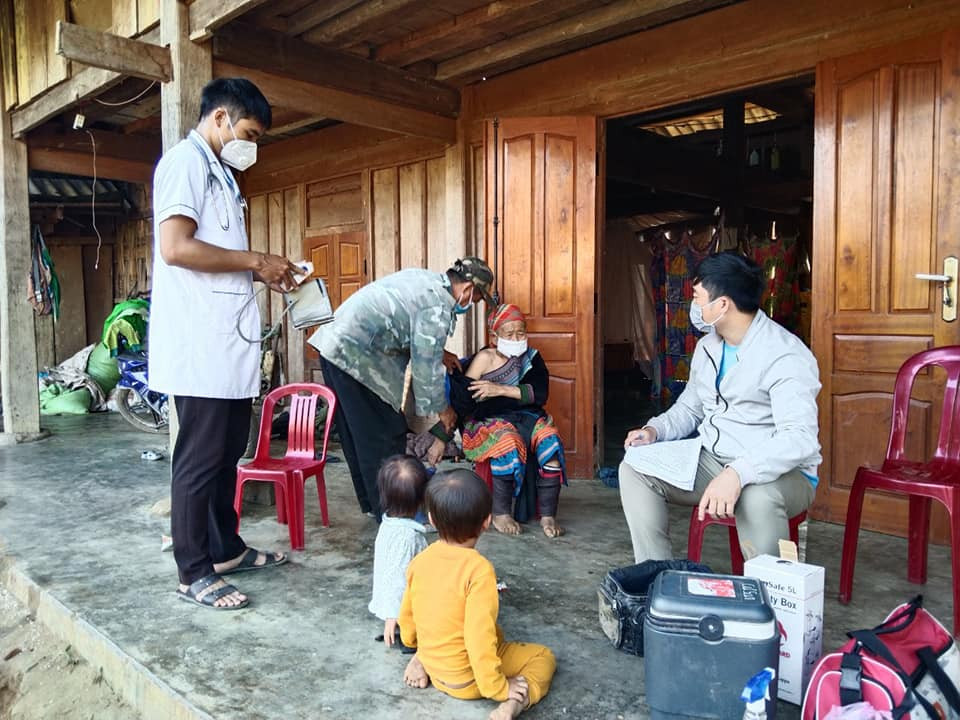 Cán bộ y tế mang vắc xin đến tận nhà tiêm chủng Cán bộ y tế mang vắc xin đến tận nhà tiêm chủng