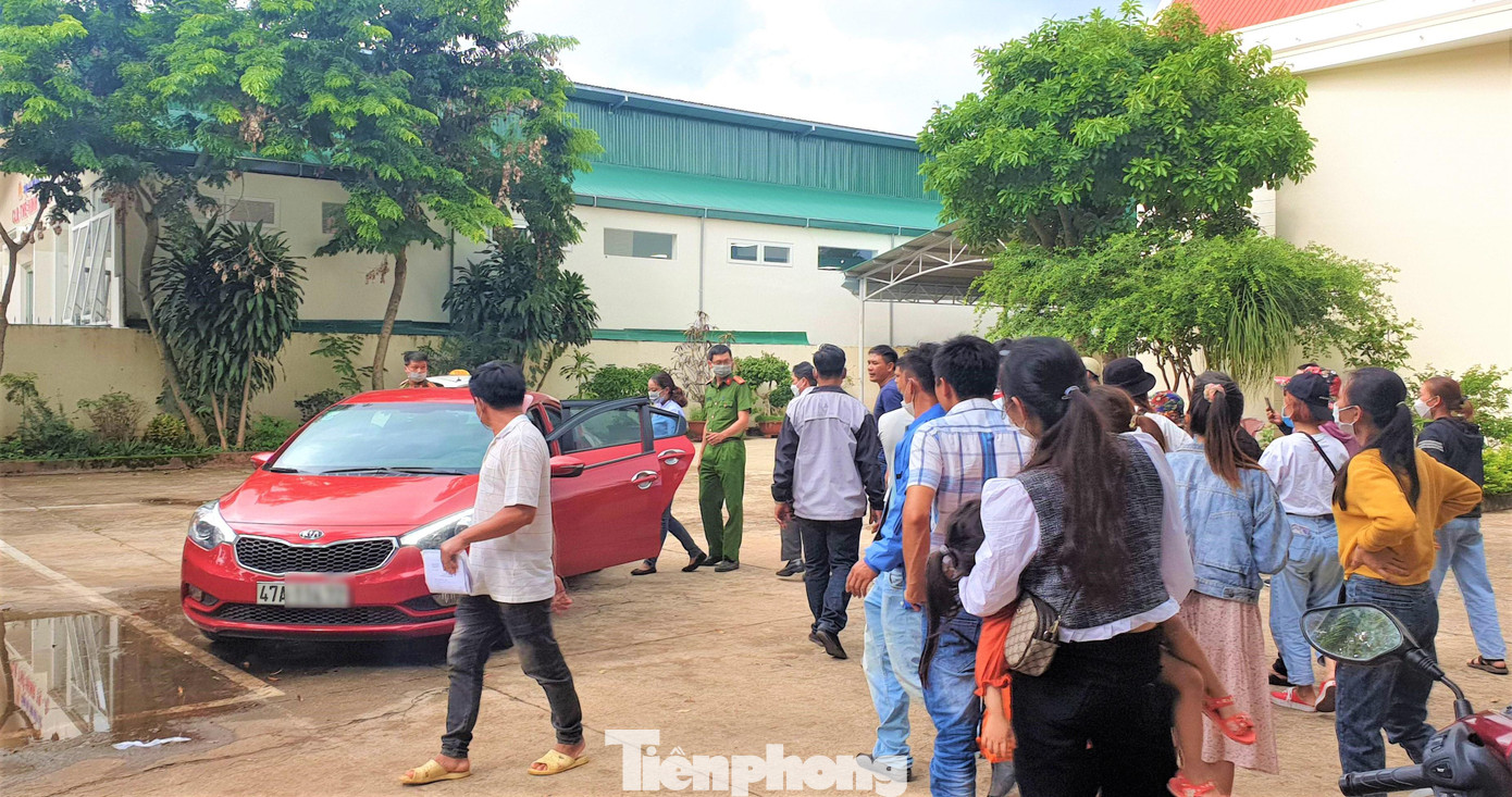 Chị P. lên xe ô tô đến nơi gửi cháu L.