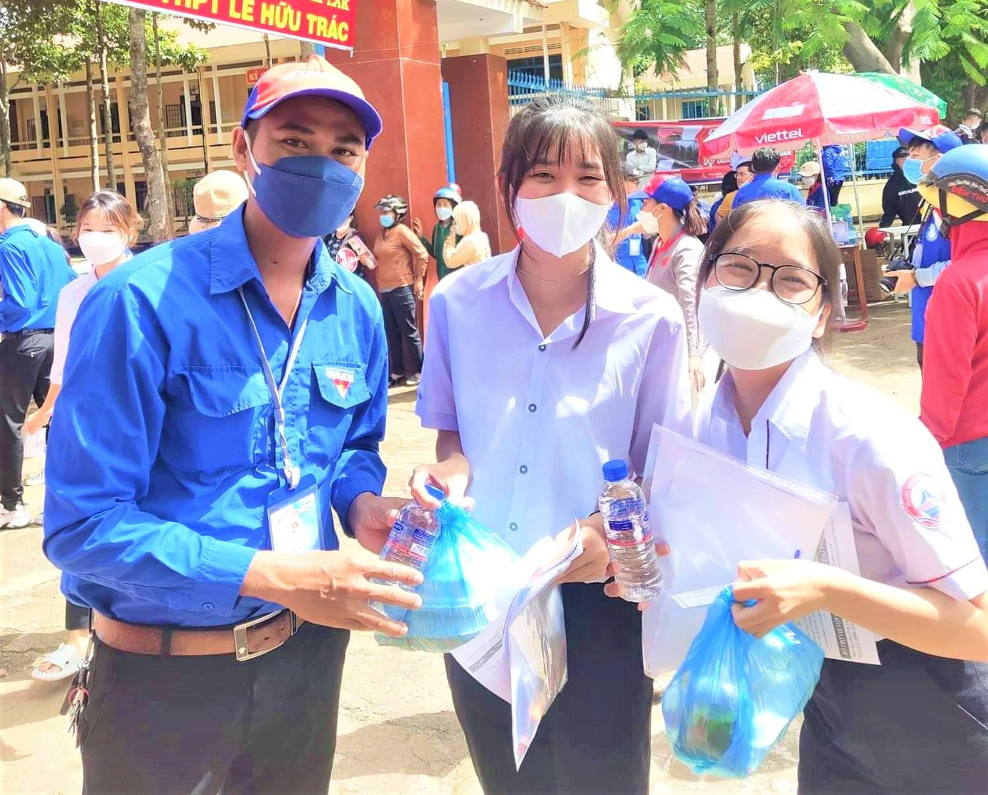 Nhiều thí sinh vui vẻ khi được tặng suất cơm, nước uống