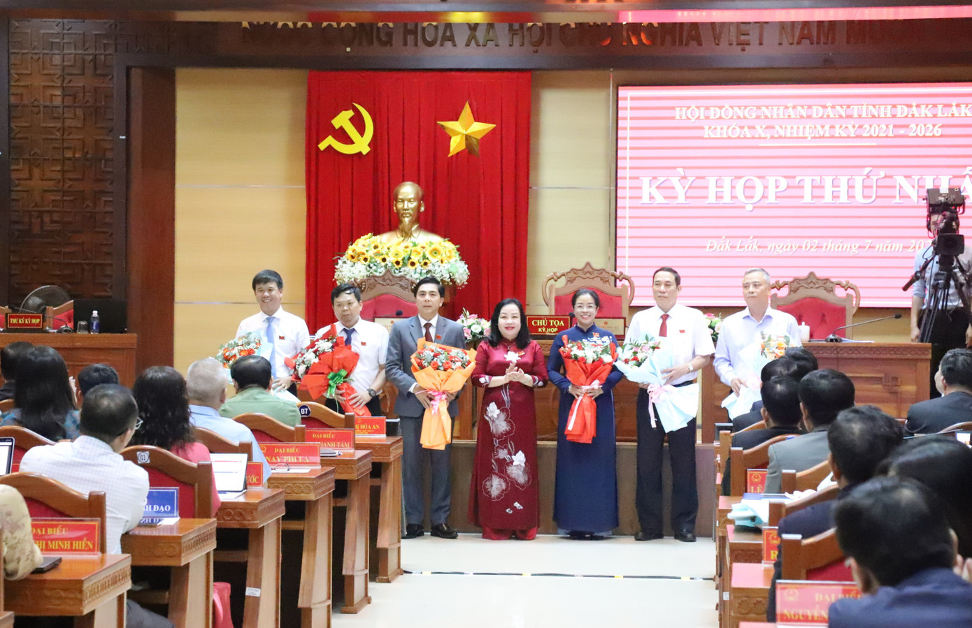 Bà Cao Thị Hoà An - Chủ tịch HĐND tỉnh Đắk Lắk tặng hoa cho Thường trực HĐND tỉnh chuyển công tác.