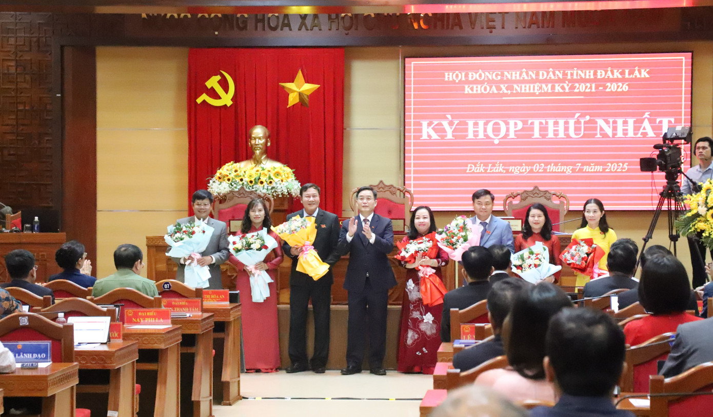 Bí thư Tỉnh uỷ Đắk Lắk chúc mừng các cán bộ lãnh đạo HĐND tỉnh