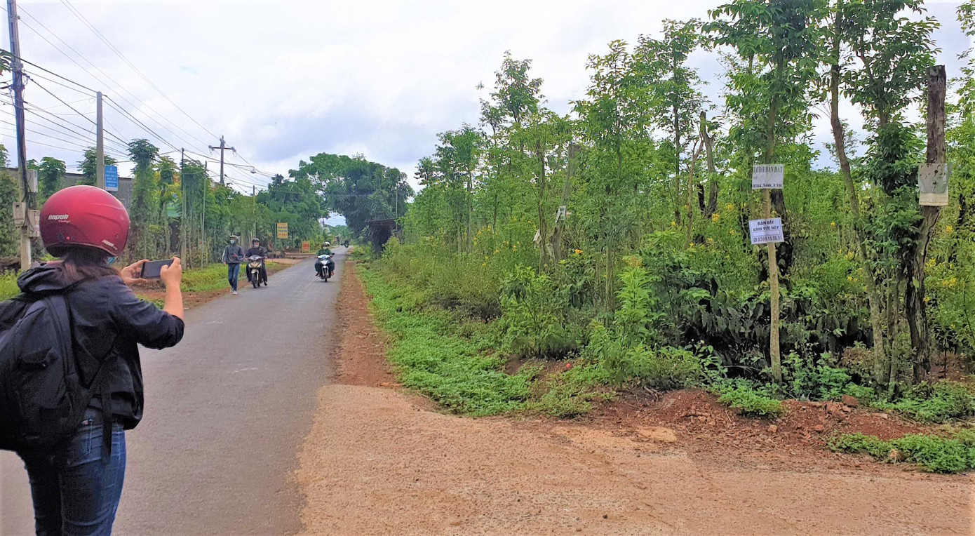 Bảng rao bán đất giăng khắp nẻo đường về buôn làng huyện Cư M'gar Bảng rao bán đất giăng khắp nẻo đường về buôn làng huyện Cư M'gar