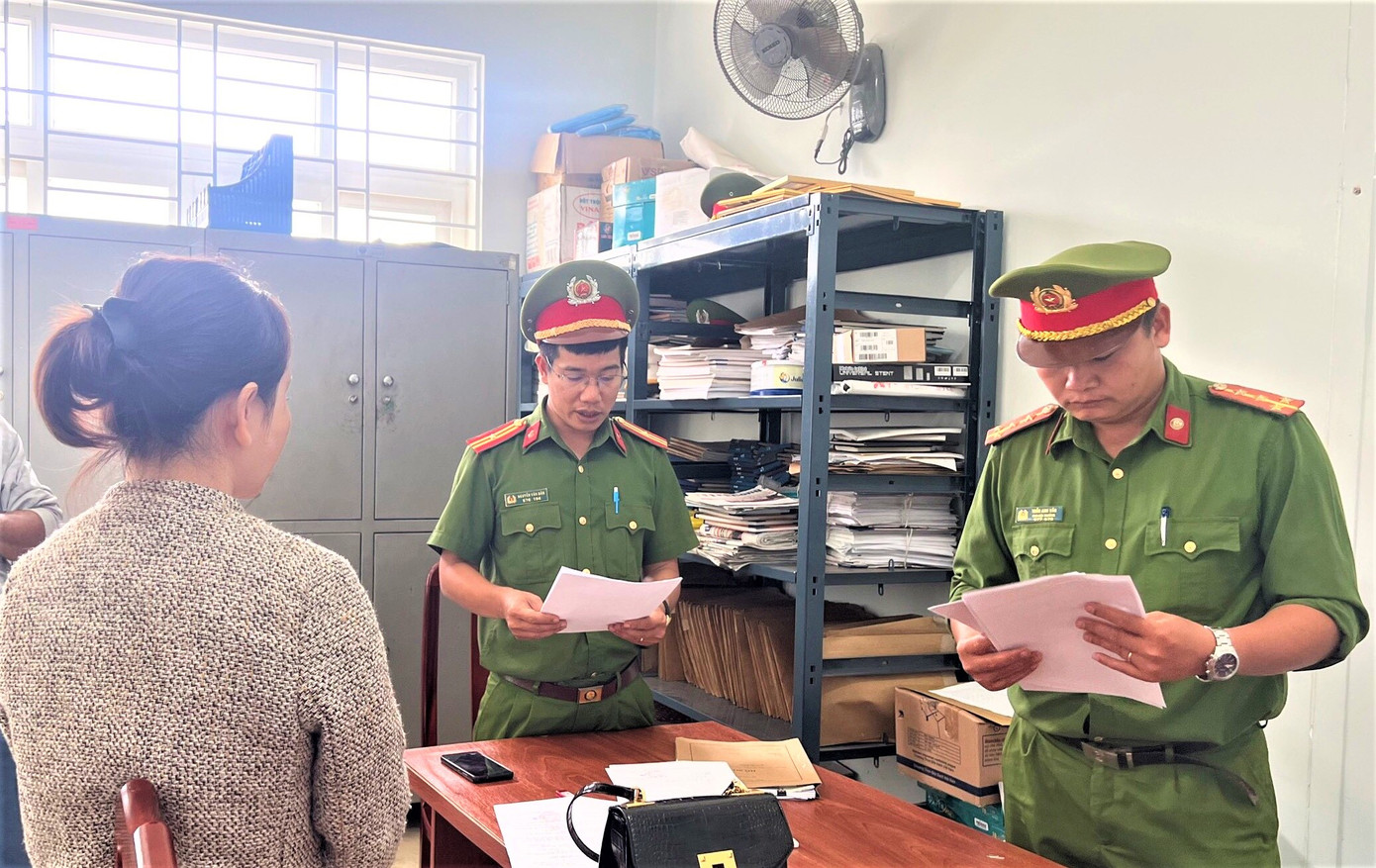 Cơ quan CSĐT tống đạt các quyết định tố tụng đối với bị can Đào Cơ quan CSĐT tống đạt các quyết định tố tụng đối với bị can Đào