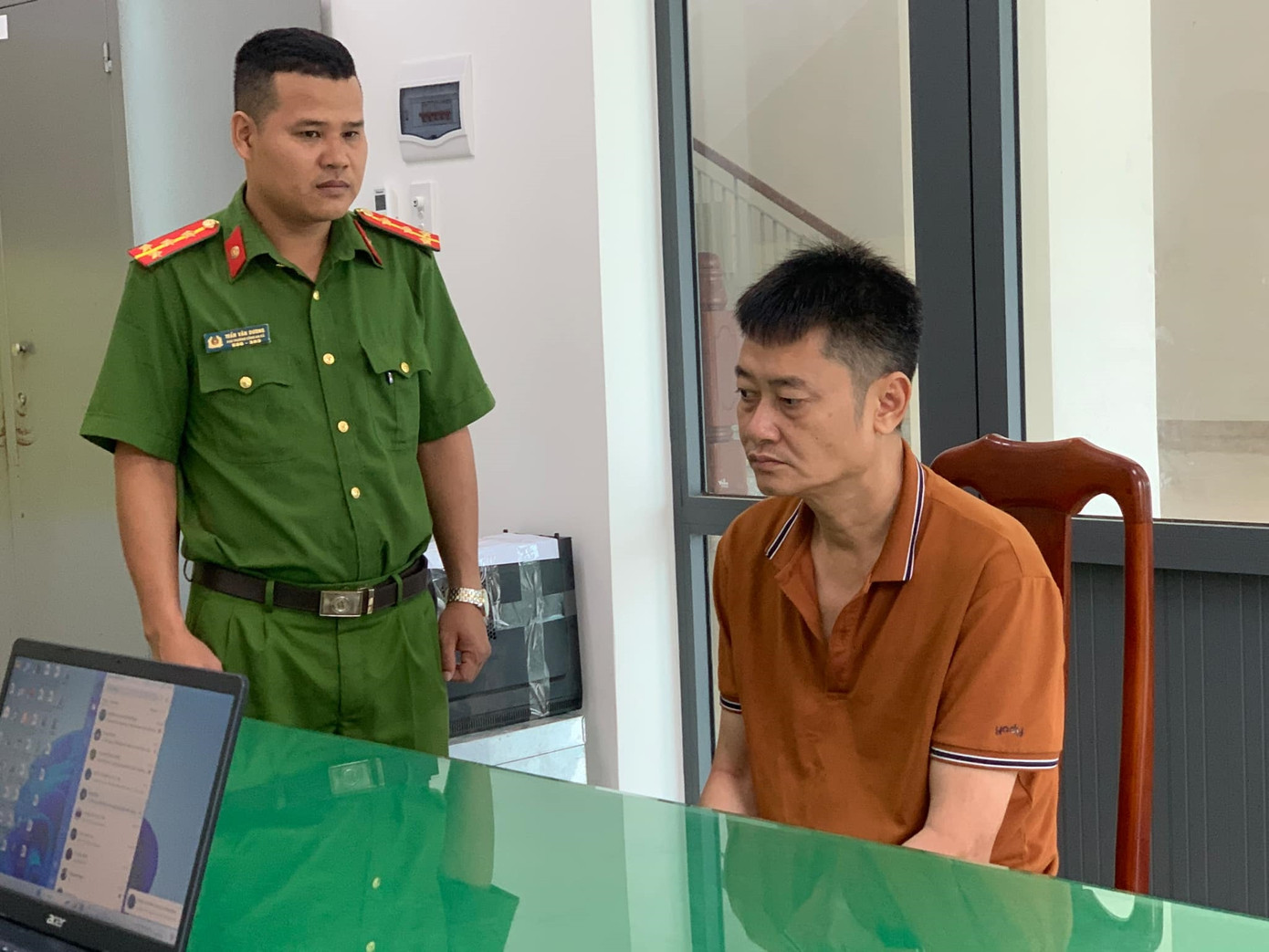 Ông Lê Phạm Bình, Giám đốc Chi nhánh Văn phòng đăng ký đất đai huyện Ea Súp, tại cơ quan công an