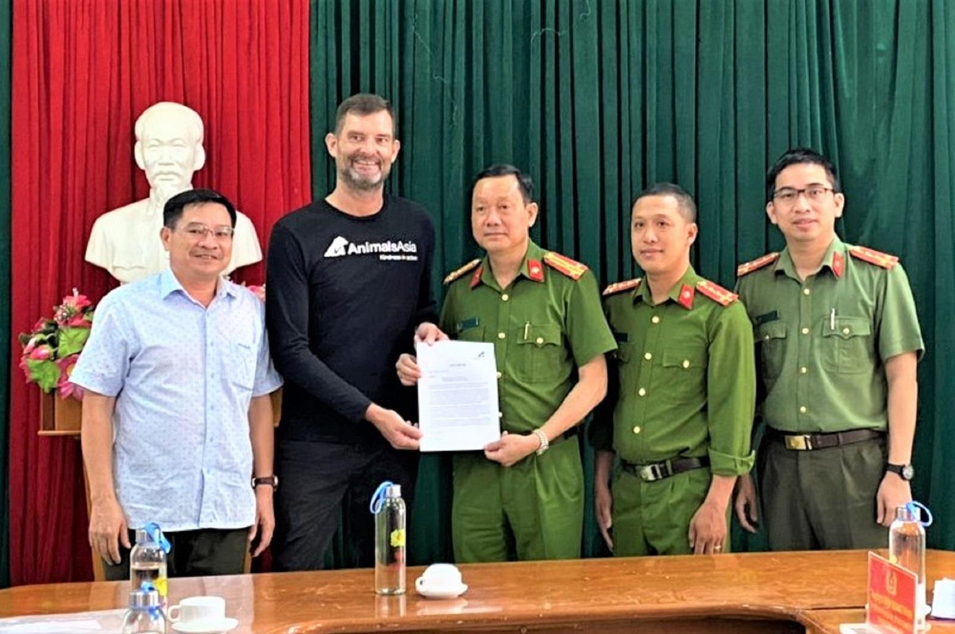 Cơ quan chức năng tổ chức trao trả lại tài sản cho chuyên gia người Anh Cơ quan chức năng tổ chức trao trả lại tài sản cho chuyên gia người Anh