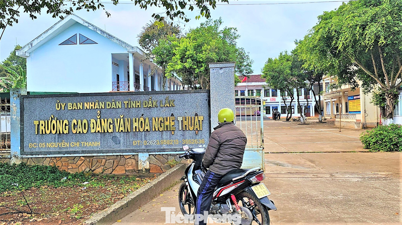 Trường Cao đẳng Văn hóa Nghệ thuật tỉnh Đắk Lắk-nơi 2 thạc sỹ bị đưa vào diện tinh giản Trường Cao đẳng Văn hóa Nghệ thuật tỉnh Đắk Lắk-nơi 2 thạc sỹ bị đưa vào diện tinh giản