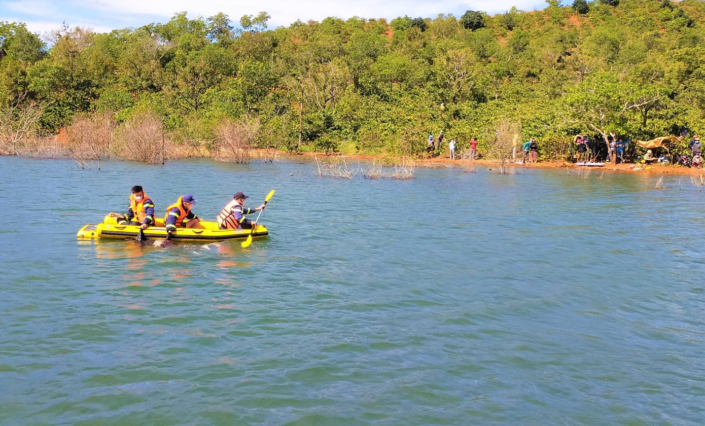 Lực lượng chức năng triển khai tìm kiếm thi thể anh H. Ảnh: Công an Lực lượng chức năng triển khai tìm kiếm thi thể anh H. Ảnh: Công an