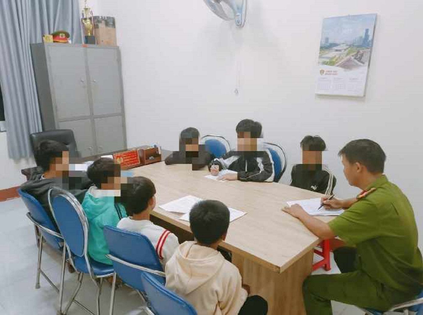 Công an làm việc với các em học sinh liên quan đến pháo nổ Công an làm việc với các em học sinh liên quan đến pháo nổ