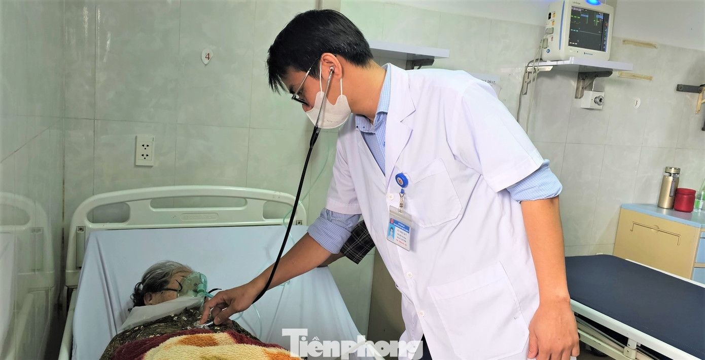 Bác sĩ Cù Nhật Quý, kiểm tra tình trạng sức khỏe của cụ bà Bác sĩ Cù Nhật Quý, kiểm tra tình trạng sức khỏe của cụ bà