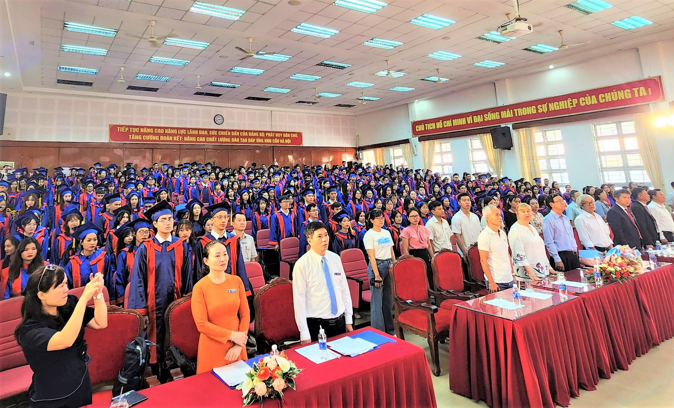 Gần 400 tân cử nhân, bác sĩ trong thời khắc đọc lời tuyên thệ Hippocrates Gần 400 tân cử nhân, bác sĩ trong thời khắc đọc lời tuyên thệ Hippocrates